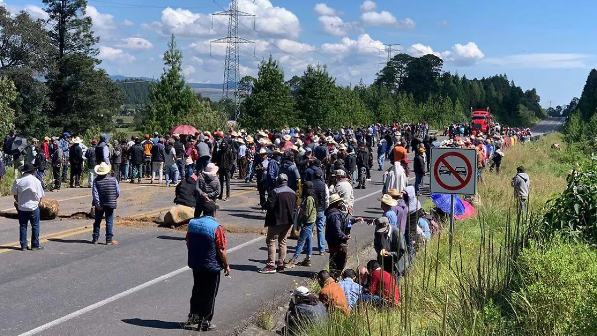 Manifestantes toman la pista Tlaxca Tejocotal 